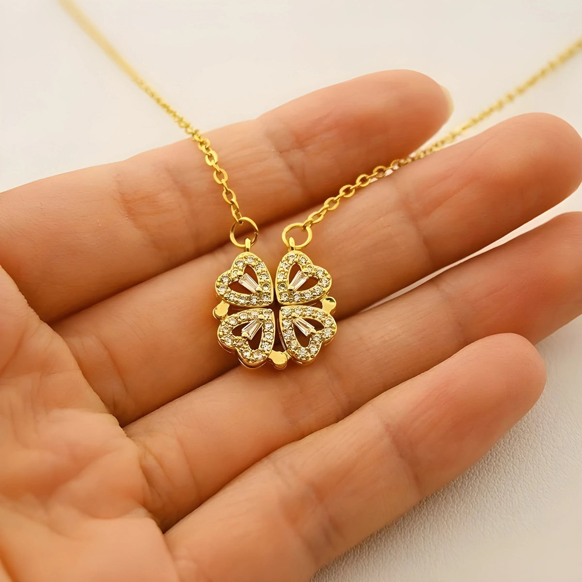 ZGE-923 Korean Magnetic 4 Leaf Clover Pendant Necklace – Elegant 2 Ways Wearable Jewellery for Women - Golden